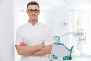 Bestickte Praxisbekleidung für Zahnärzte und Hausärzte