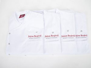Bestickte Kochjacken sind robust und hygienisch. Wir besticken auch weitere Artikel für die Gastronomie wie Schürzen, Hemden, Jacken und Co.