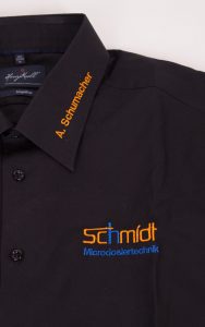 Namen Ihrer Mitarbeiter direkt auf dem Kragen sticken lassen: So wissen Kunden, mit wem sie es zu tun haben! Jetzt Hemden mit eingesticktem Namen bestellen.