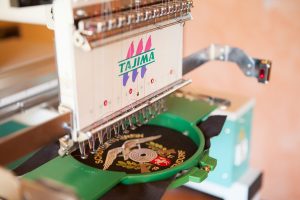 Computerstickmaschine bei der Firma Textilwerkstatt in Neunkrichen, Siegerland
